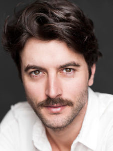 Voix off française de l’acteur Javier Rey dans la série « Velvet » : Alexandre Crépet